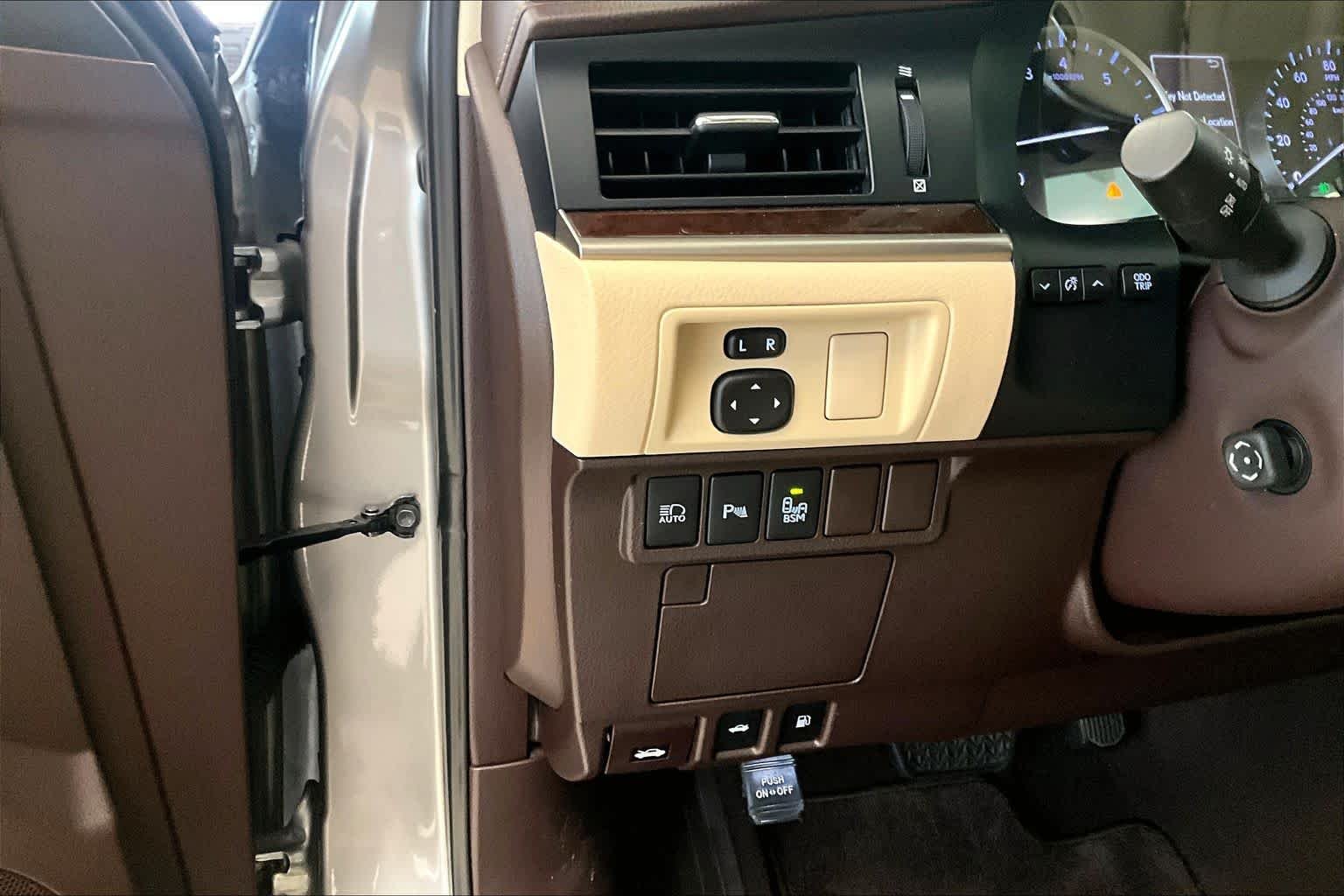 Used 2018 Atomic Silver Lexus  image 30