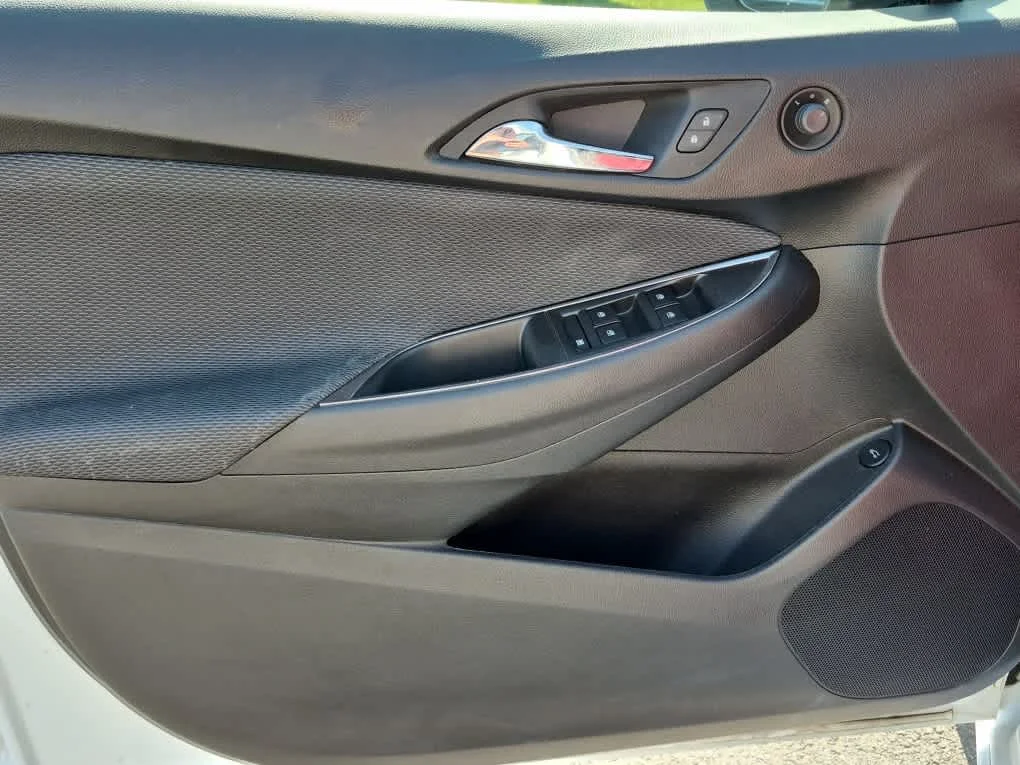 Used 2019 Summit White Chevrolet LT image 9