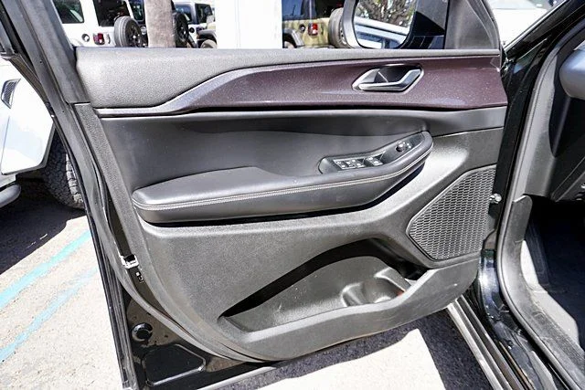Used 2023 Black Jeep Laredo image 23