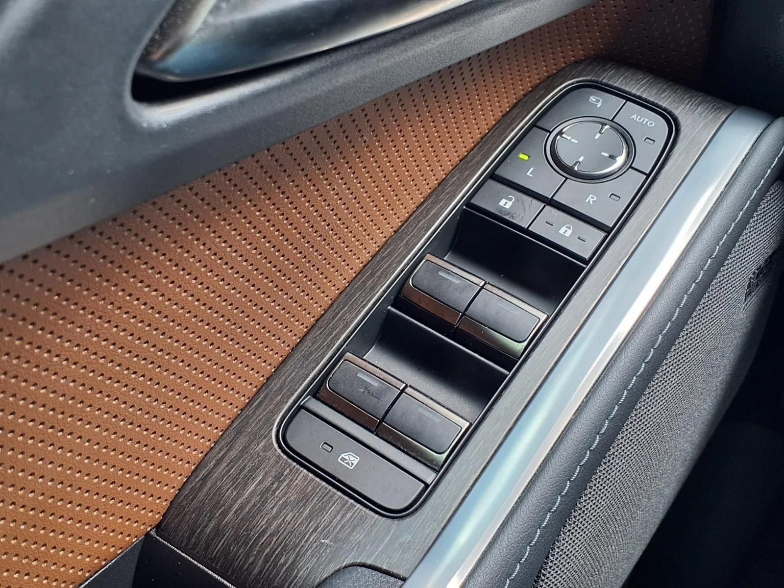 Used 2024 Black Lexus 550 Luxury image 26