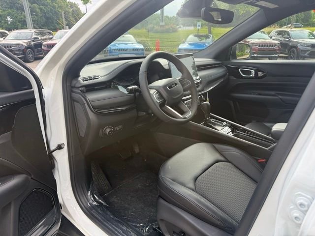 New 2026 Bright White Clear-Coat Exterior Paint Jeep Latitude image 13