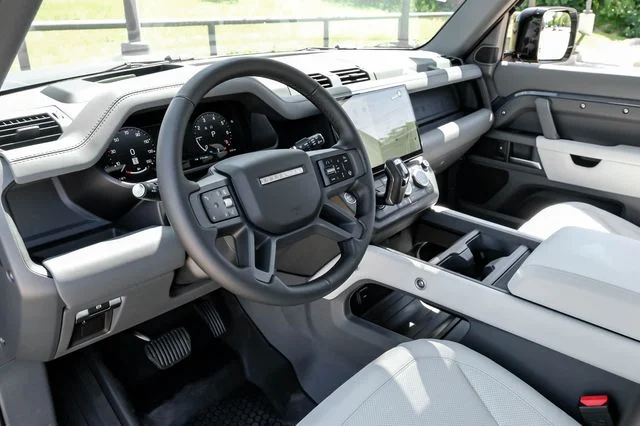 New 2026 Tasman Blue Land Rover X-Dynamic SE image 3