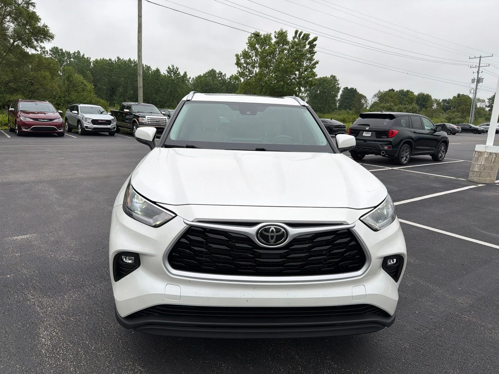 Used 2021 White Toyota XLE image 10