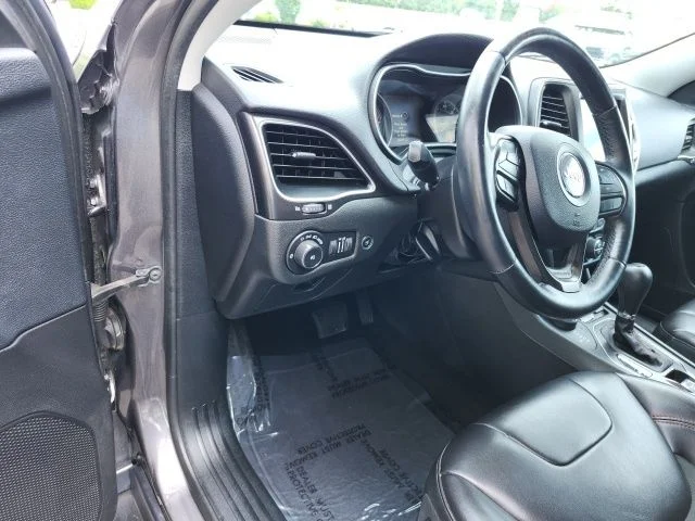 Used 2019 Crystal Metallic Jeep Trailhawk image 22