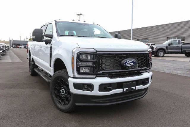 New 2027 Oxford White Ford XLT image 3
