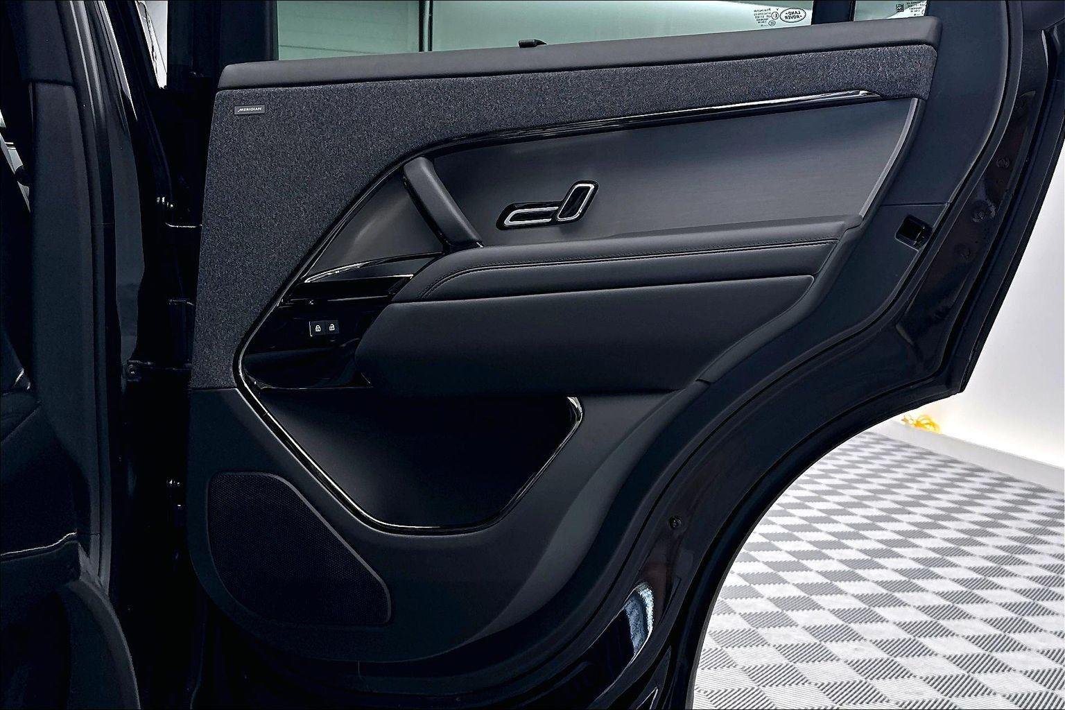 New 2026 Santorini Black Metallic Land Rover SE image 31