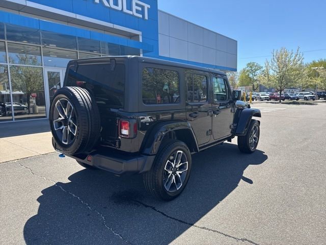 Used 2024  Jeep Sport S image 6
