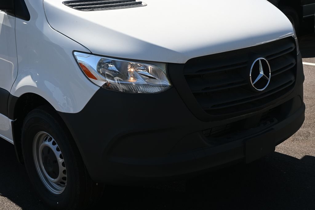 Used 2025 Arctic+White Mercedes-Benz Cargo 144 WB image 31