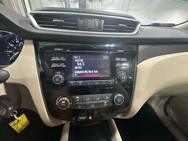Used 2015 Glacier White Nissan S image 16