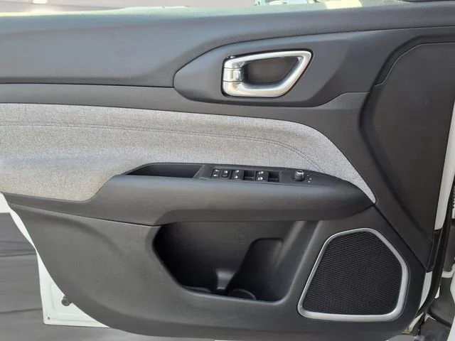 Used 2024  Jeep Latitude image 14