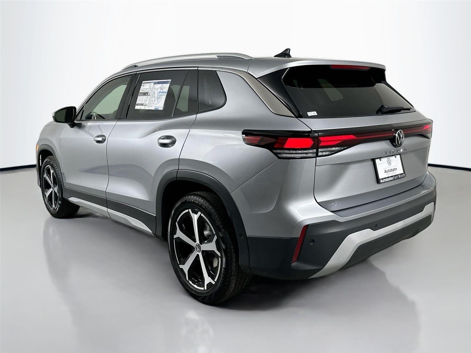 2025 Volkswagen Tiguan SE - Photo 6