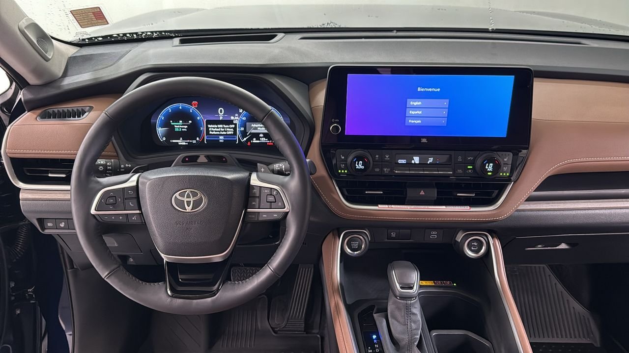 Certified Used 2025  Toyota Platinum image 9