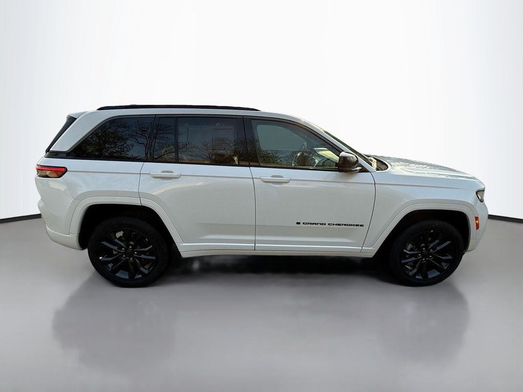 New 2026 Bright White Clear-Coat Exterior Paint Jeep Limited Reserve image 3