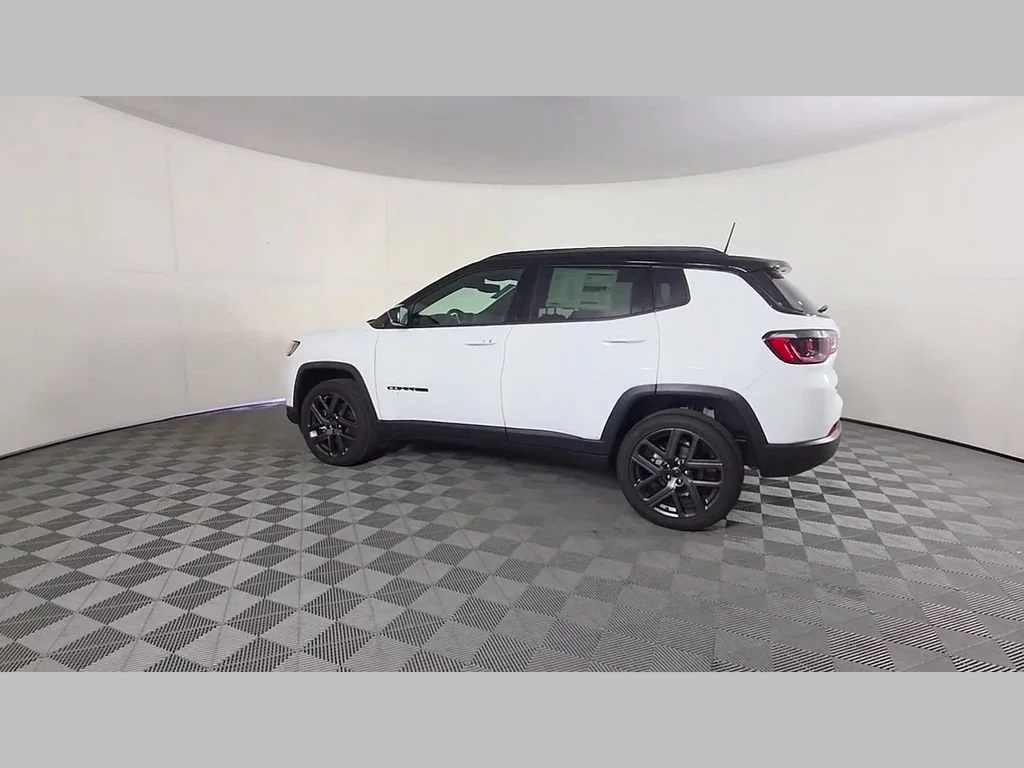 New 2026 Bright White Clear-Coat Exterior Paint Jeep Limited Altitude image 31