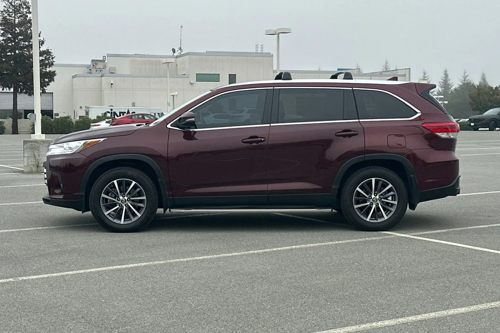 Used 2019 Ooh La La Rouge Mica Toyota XLE image 7