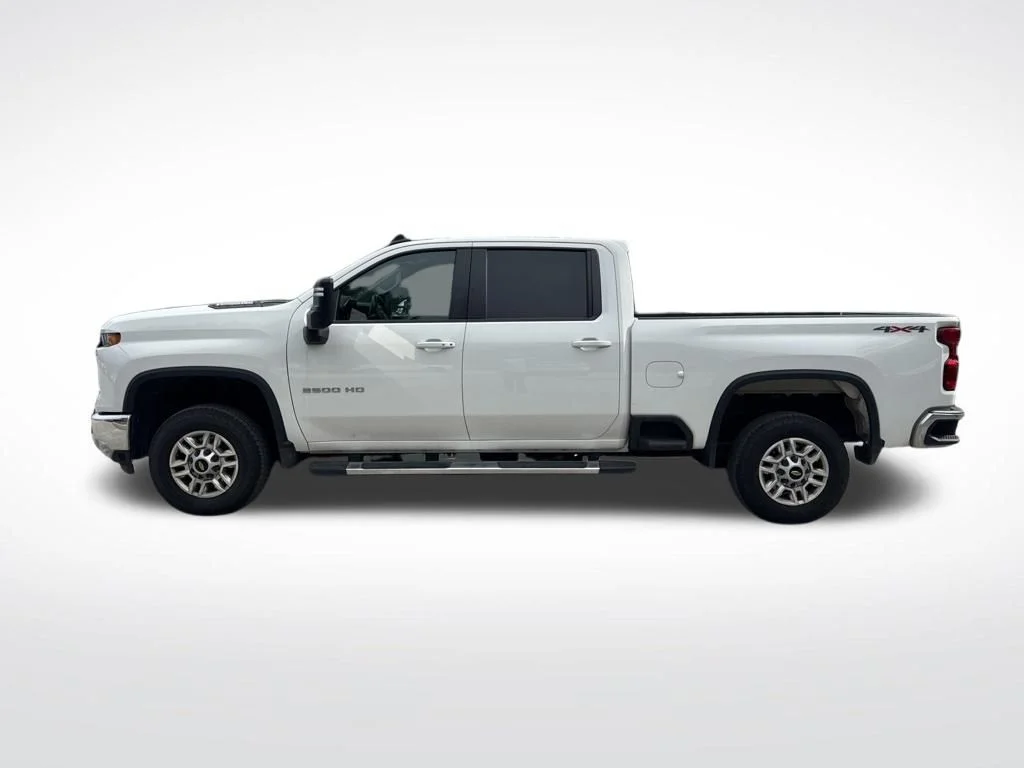 Used 2025 Summit White Chevrolet LT image 8