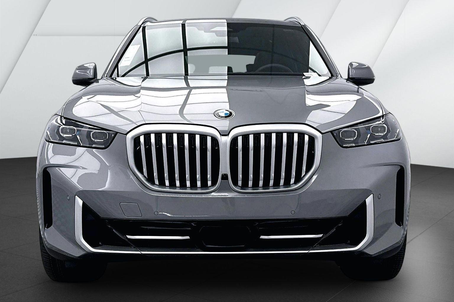 New 2026 Skyscraper Grey Metallic BMW xDrive40i image 2
