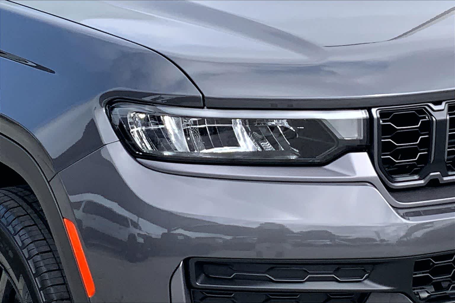 New 2026 Baltic Gray Metallic Clear-Coat Exterior Paint Jeep Laredo Altitude image 10