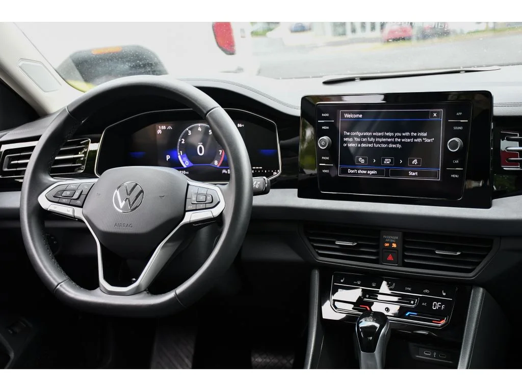Used 2025 Opal White Pearl Volkswagen SE image 18