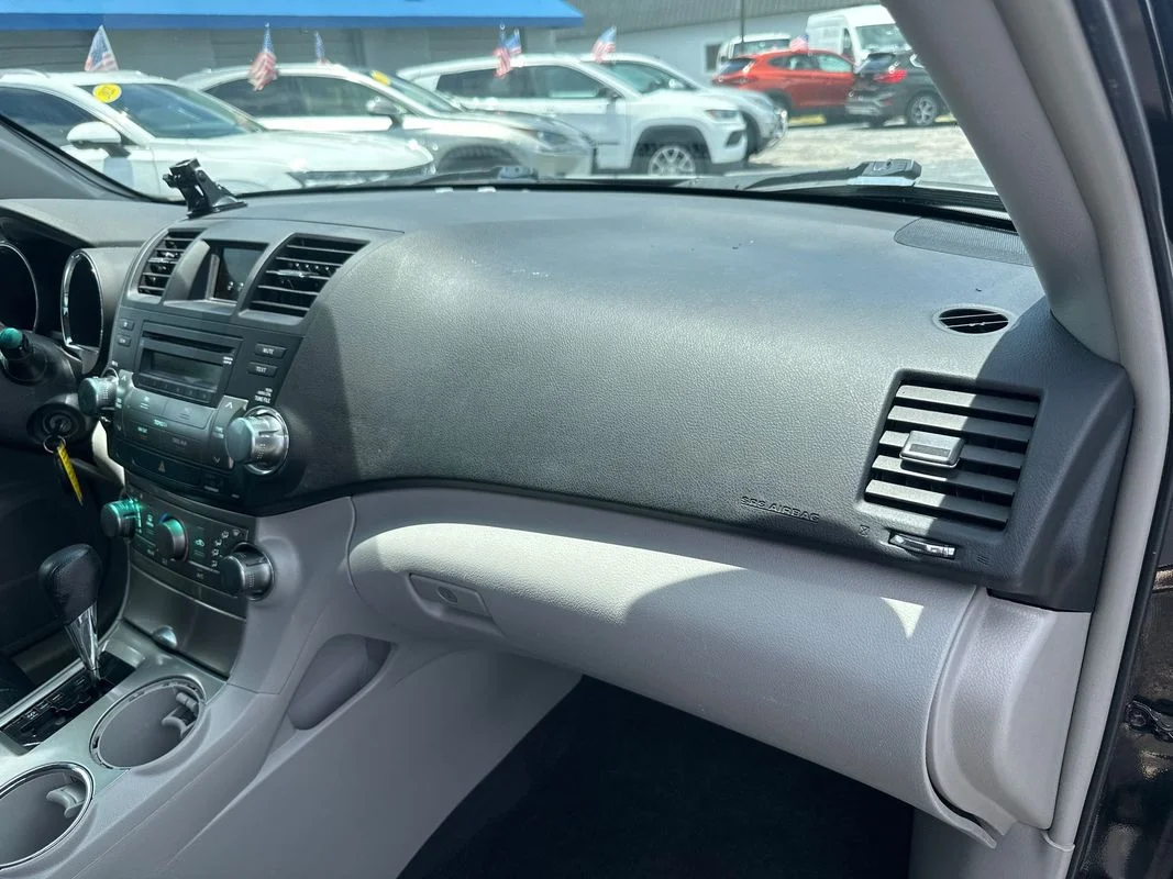 Used 2011  Toyota Base V6 image 32