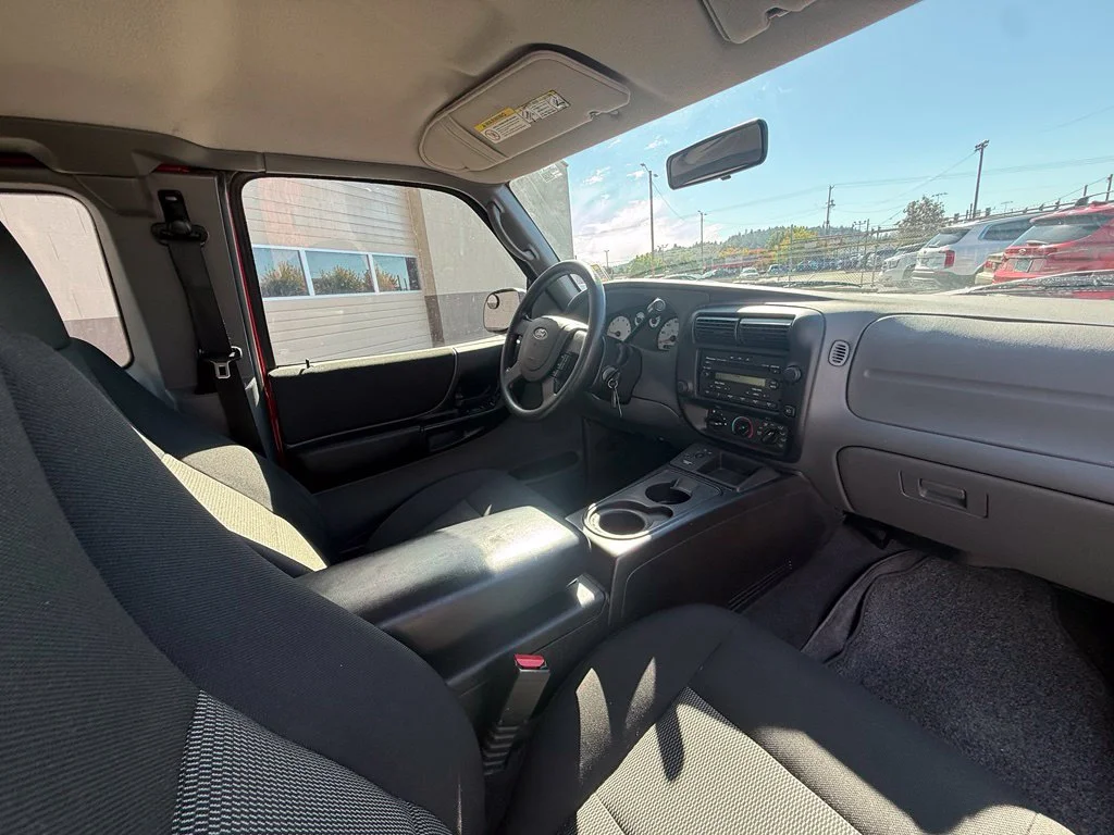 Used 2004 Bright Red Clearcoat Ford Edge image 13