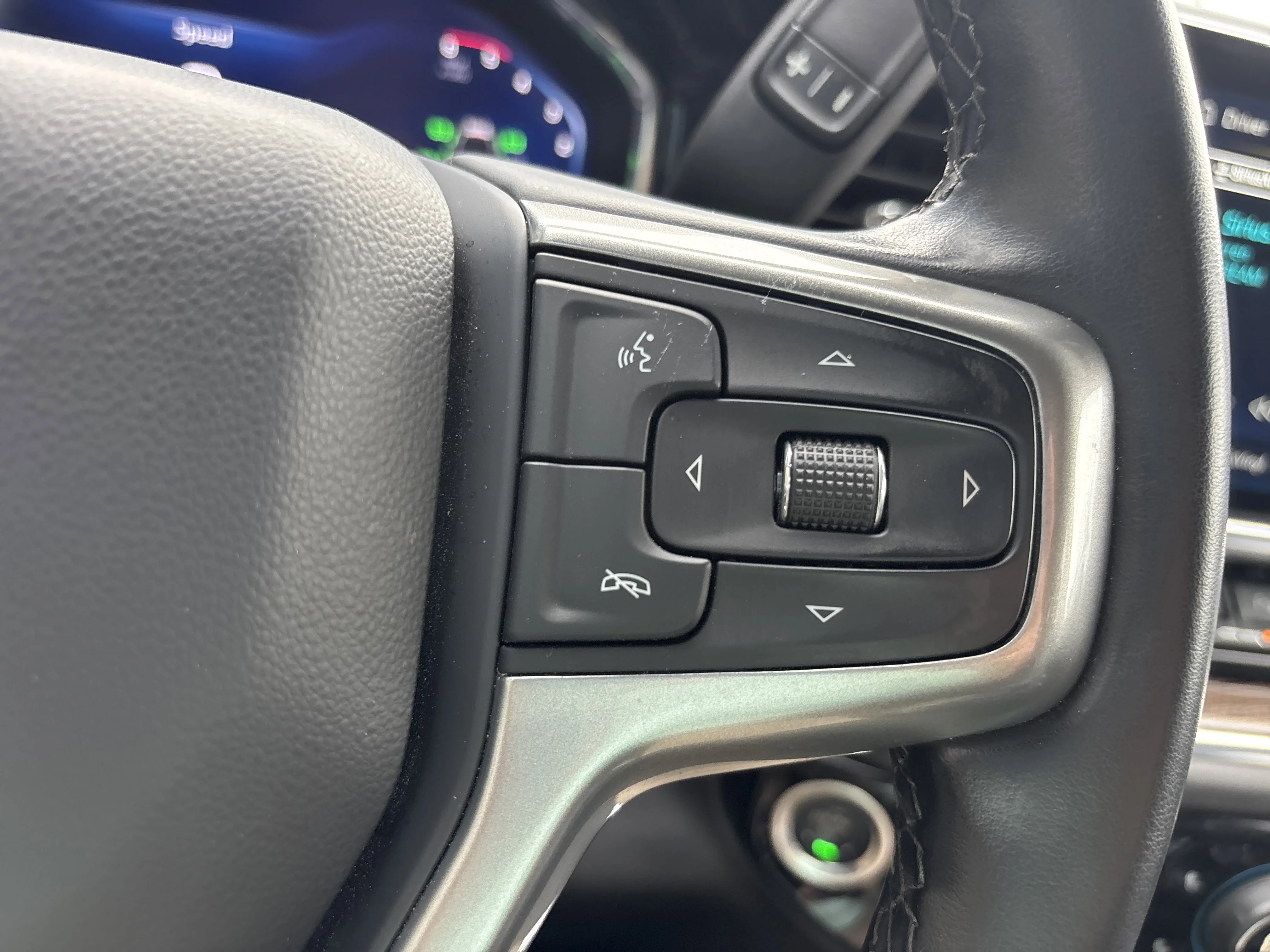 Used 2025 Summit White Chevrolet LT 4WD image 30