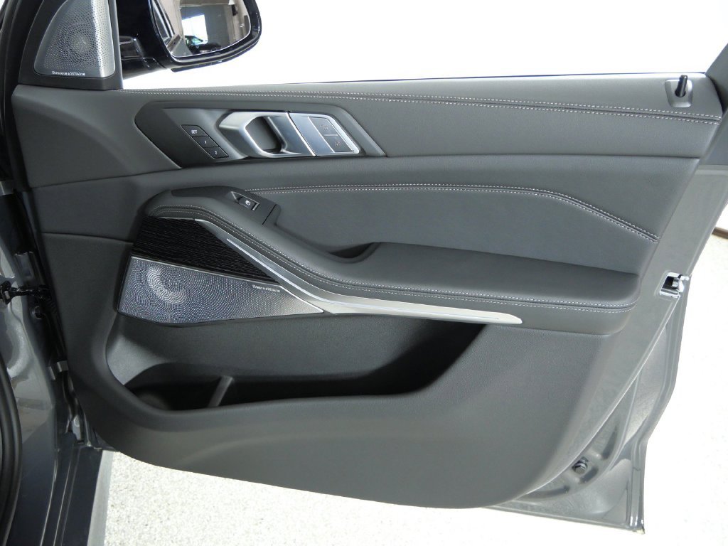 New 2027 Dravit Grey Metallic BMW xDrive40i image 19