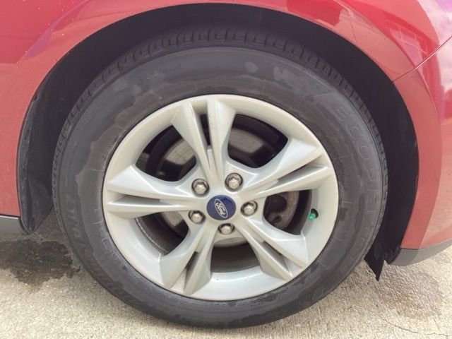 Used 2014 Red Ford SE image 9