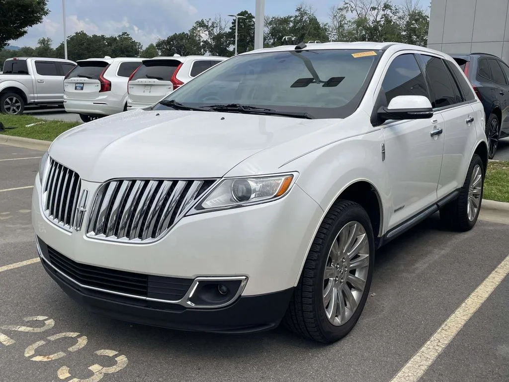 Used 2014 White Platinum Metallic Tri-Coat Lincoln Base image 2