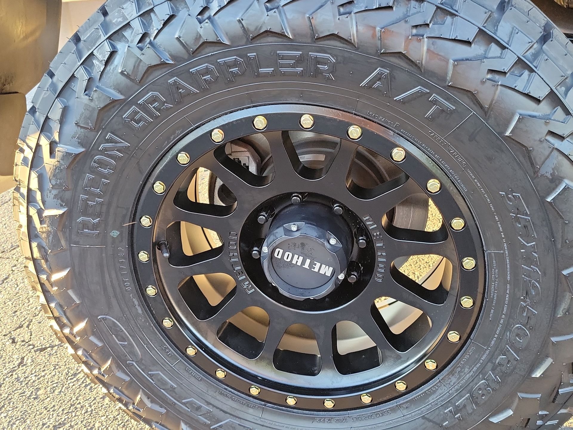 New 2026 Granite Crystal Metallic Clear-Coat Exterior Paint RAM Laramie image 22