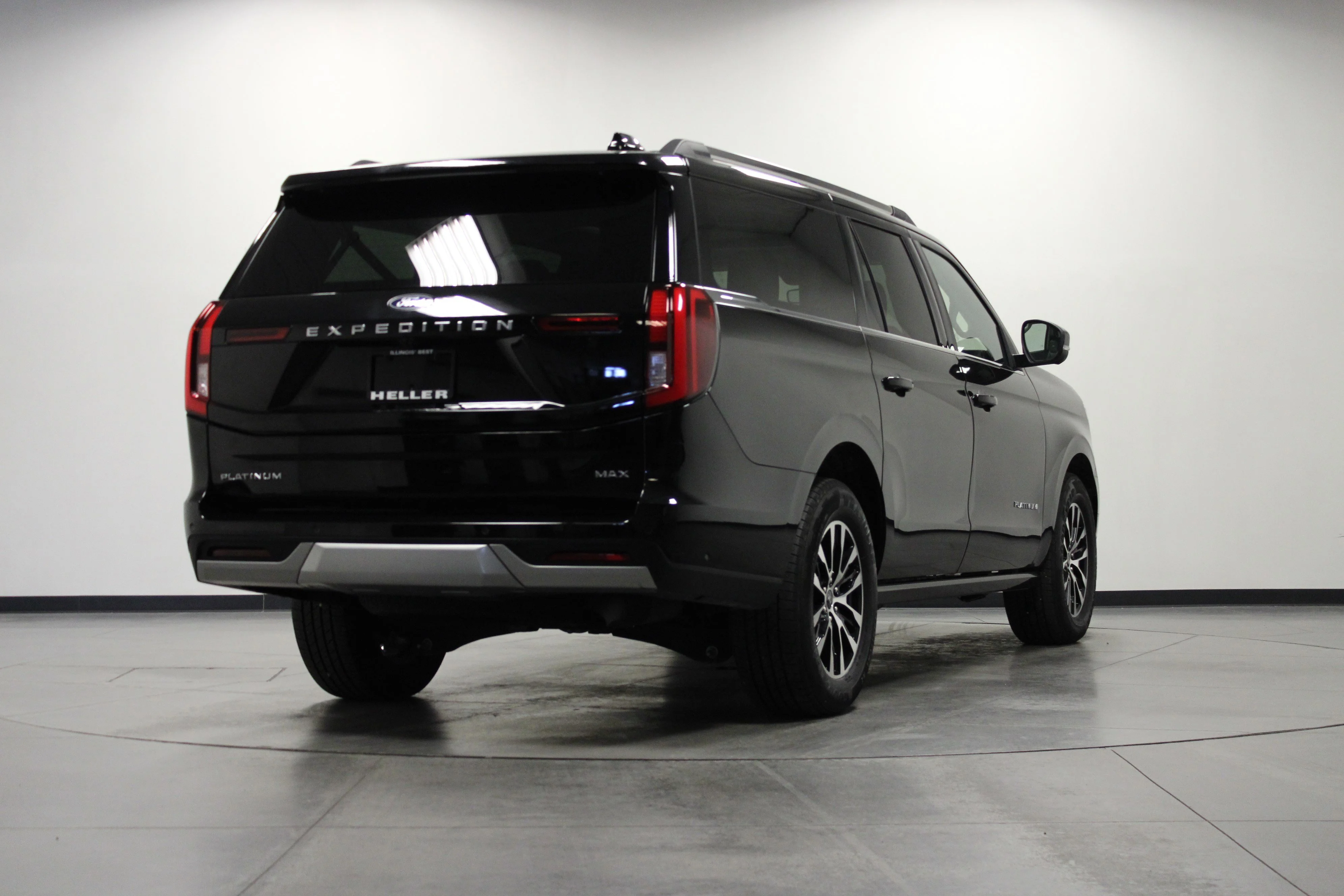 Used 2025 Black Metallic Ford Platinum image 4