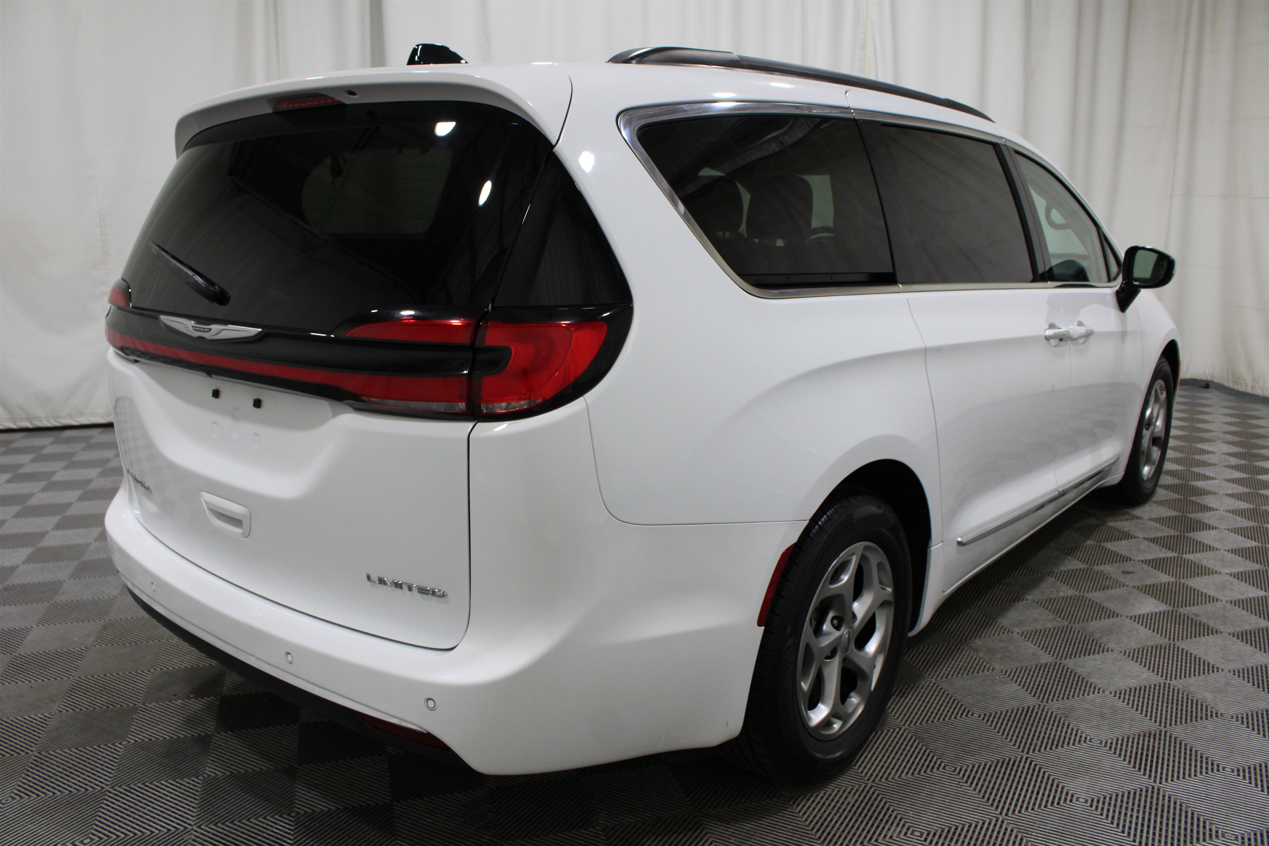 Used 2023 Bright White Clearcoat Chrysler Limited image 32