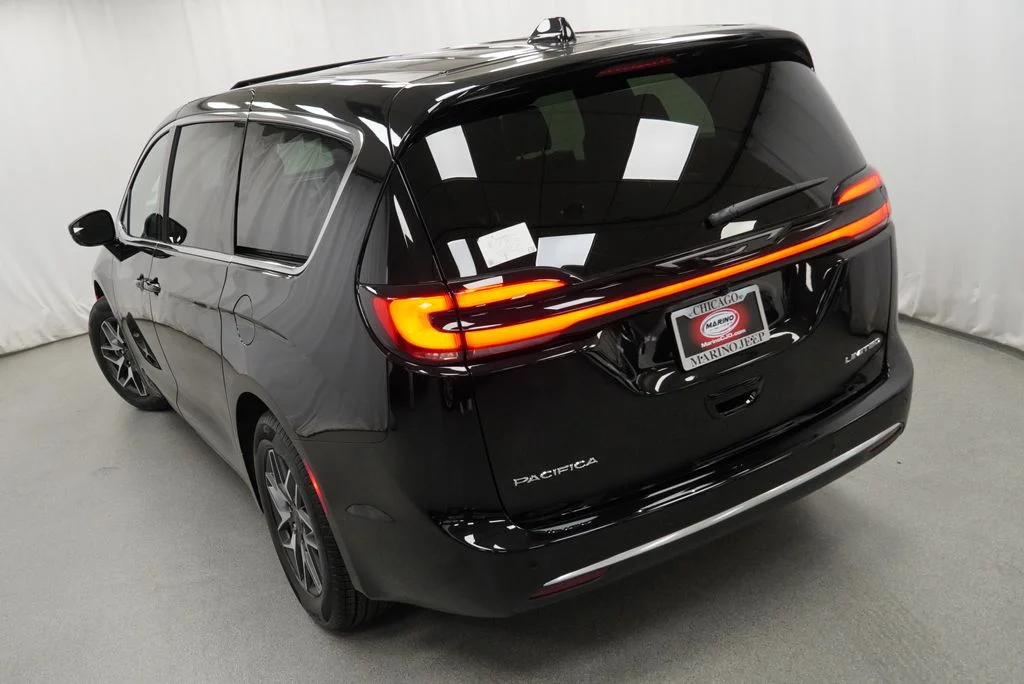 New 2027 Diamond Black Crystal Pearl-Coat Paint Chrysler Limited image 23