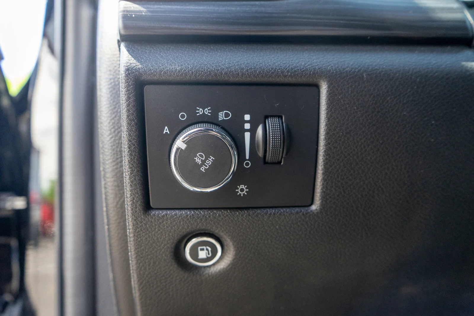 Used 2022 Diamond Black Crystal Pearlcoat Jeep Laredo X image 16