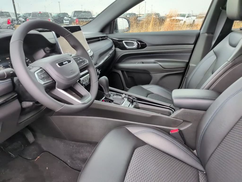 New 2026 White Jeep Latitude image 20