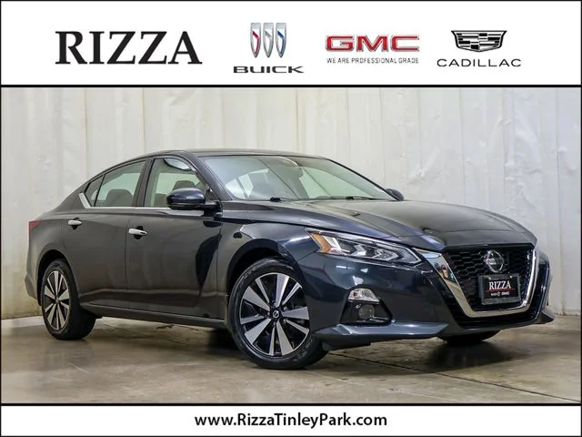 Used 2019 Blue Nissan 2.5 SV image 1
