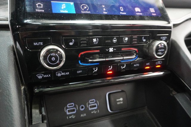 Used 2023 Diamond Black Crystal Pearlcoat Jeep Overland image 32