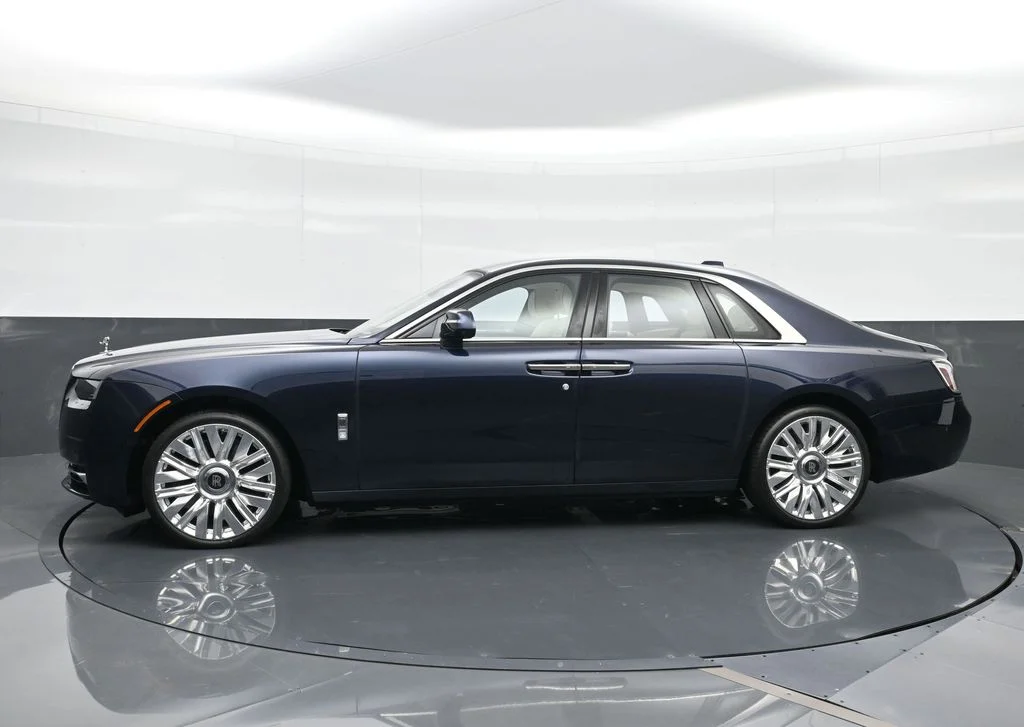New 2027 Black Rolls-Royce  image 3