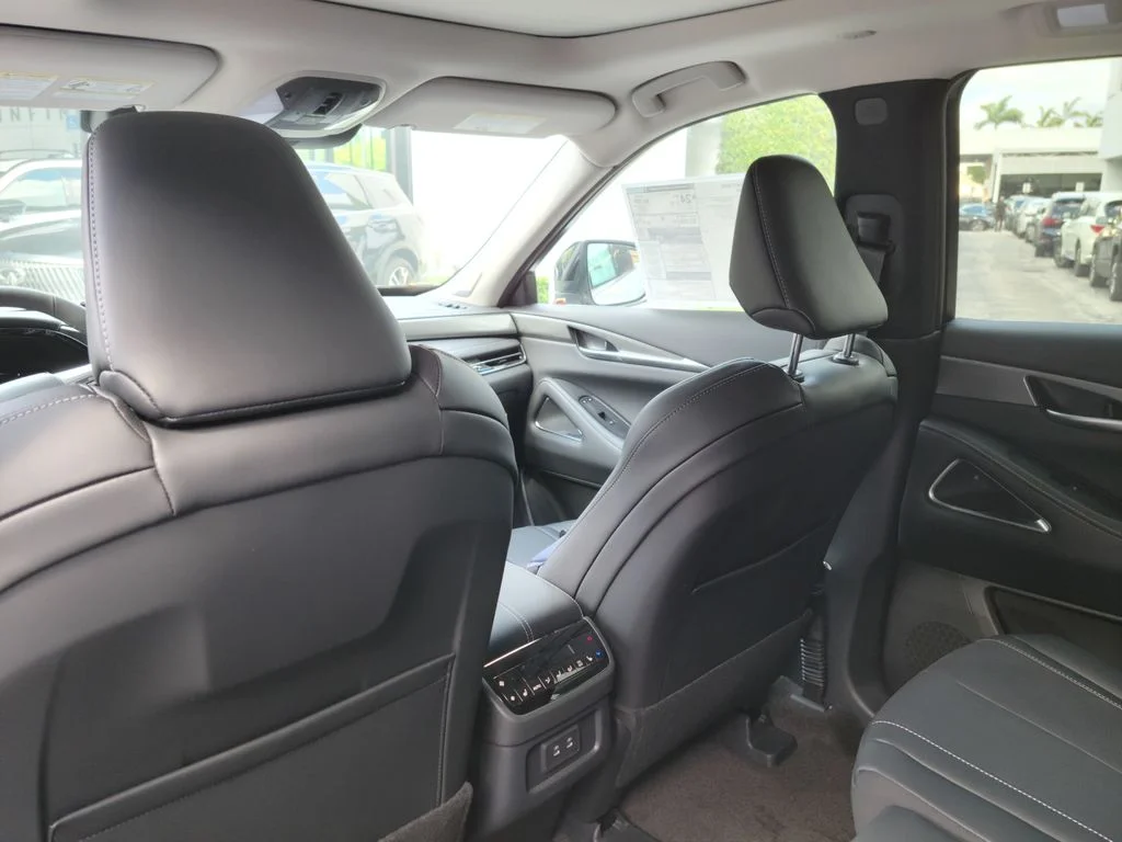New 2027 RADIANT WHITE INFINITI Luxe FWD image 11