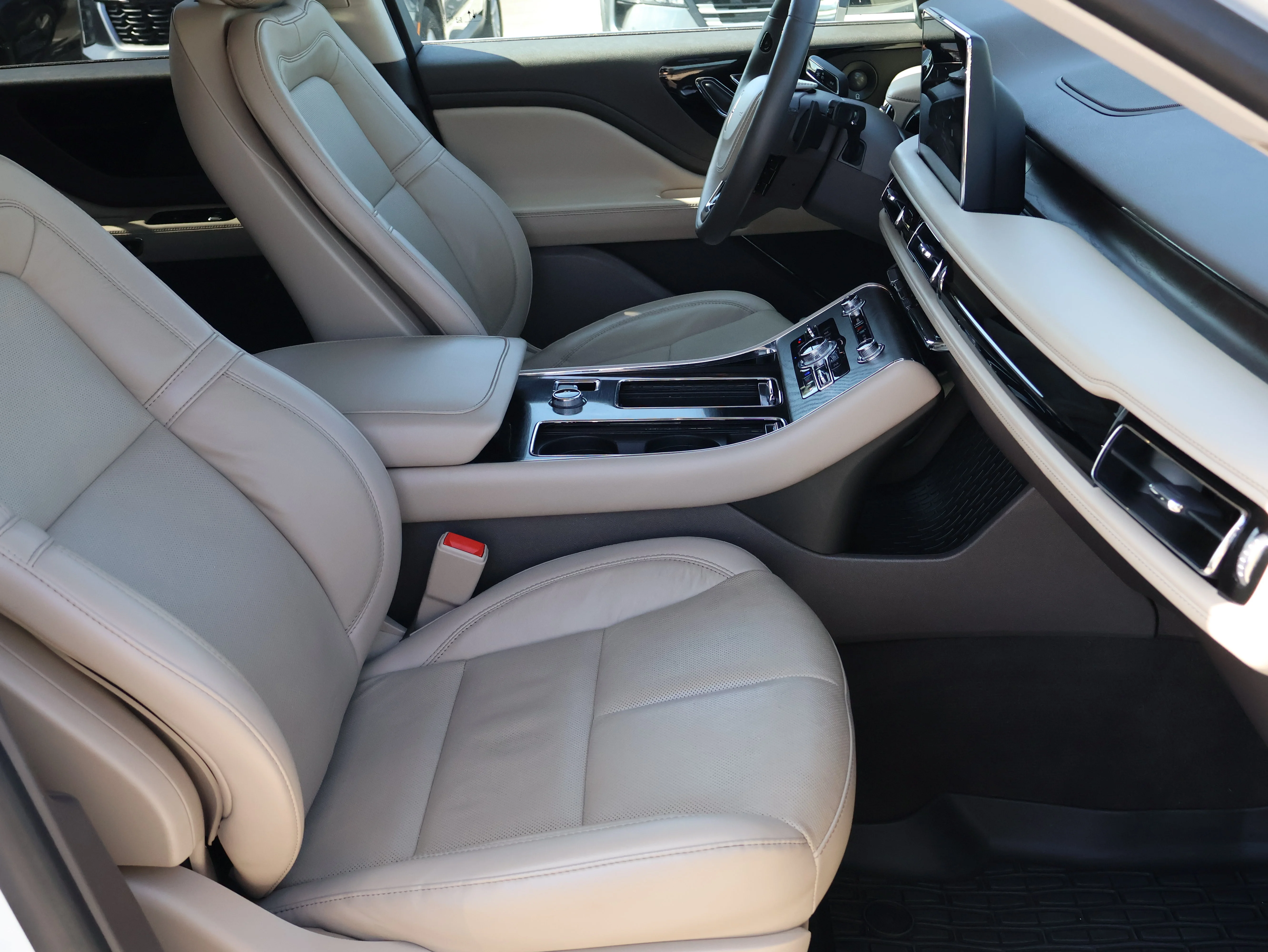 Used 2023 Pristine White Metallic Tri-Coat Lincoln Reserve image 8