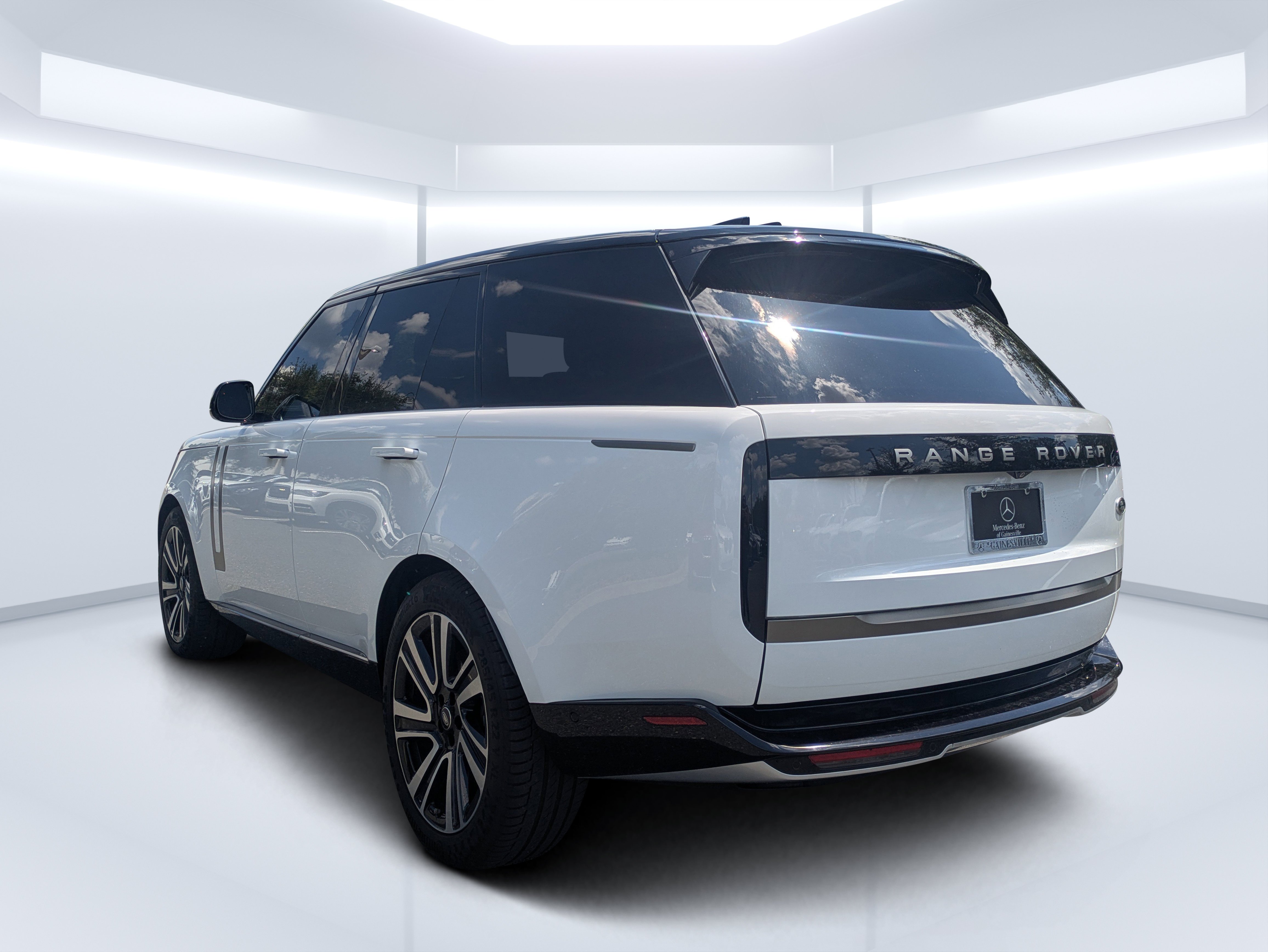 Used 2023 Fuji White Land Rover SE image 5