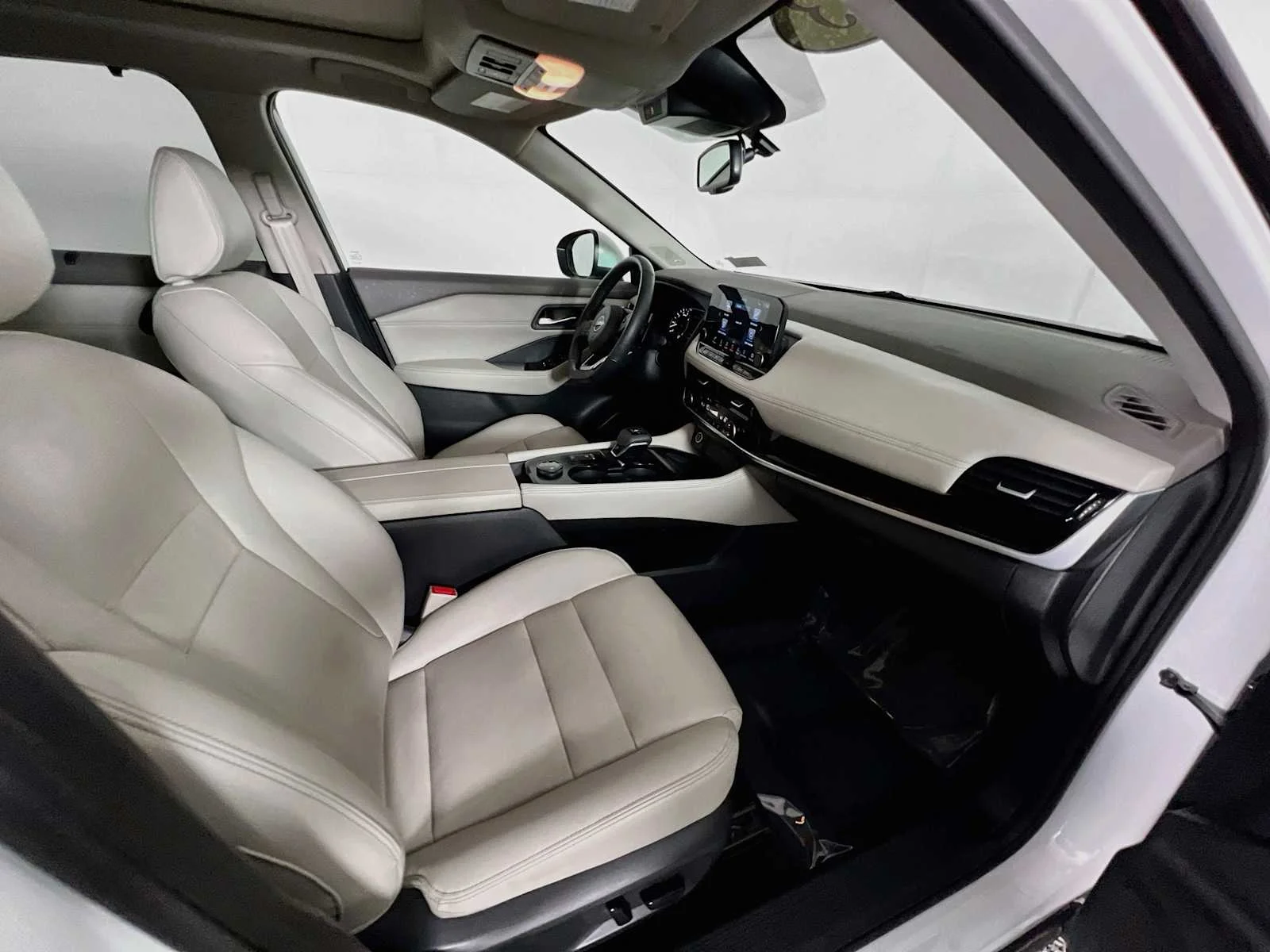 Used 2023 Pearl White Tricoat Nissan SL image 29