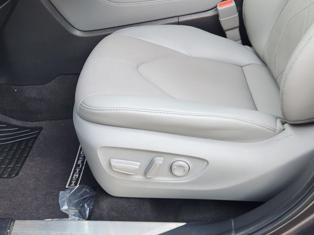 Used 2022 Magnetic Gray Metallic Toyota Platinum image 22