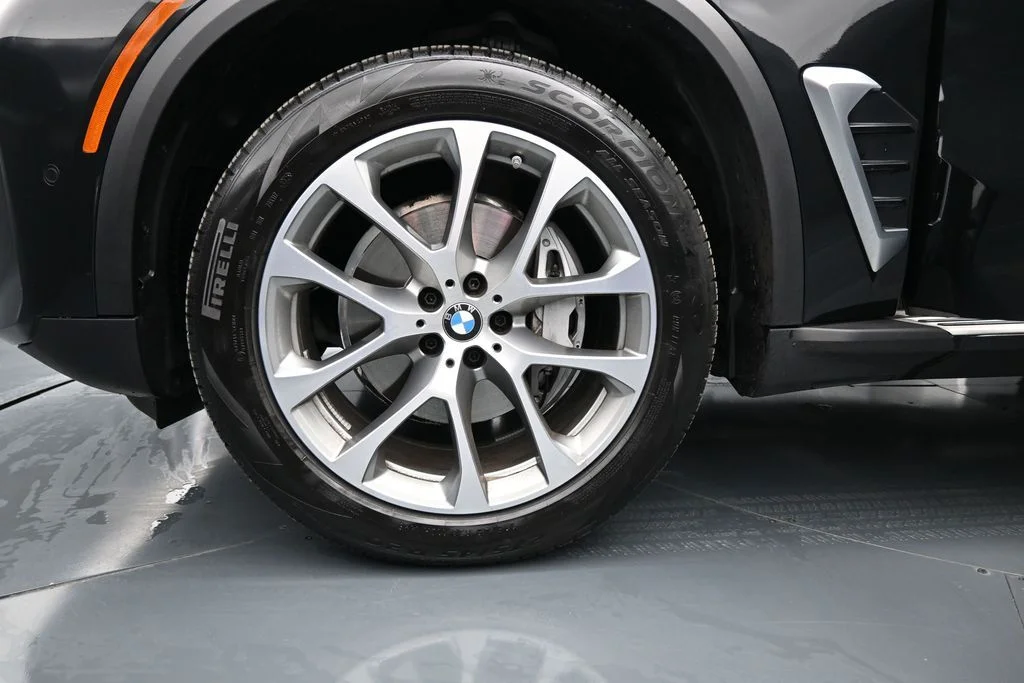 Used 2026 Black BMW sDrive40i image 31