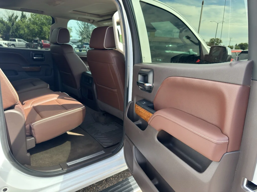 Used 2017 Iridescent Pearl Tricoat Chevrolet High Country image 17