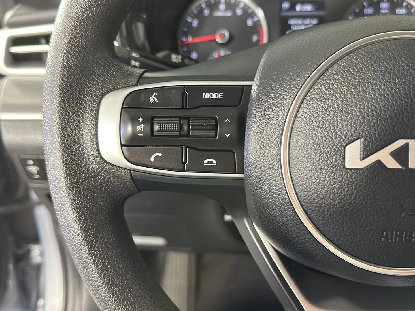 Used 2023 Everlasting Silver Kia LXS image 13