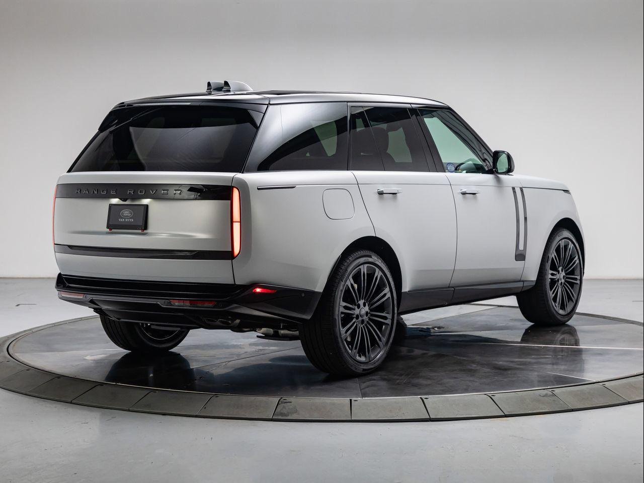 New 2026 Ethereal Frost Satin Land Rover P530 SE image 5