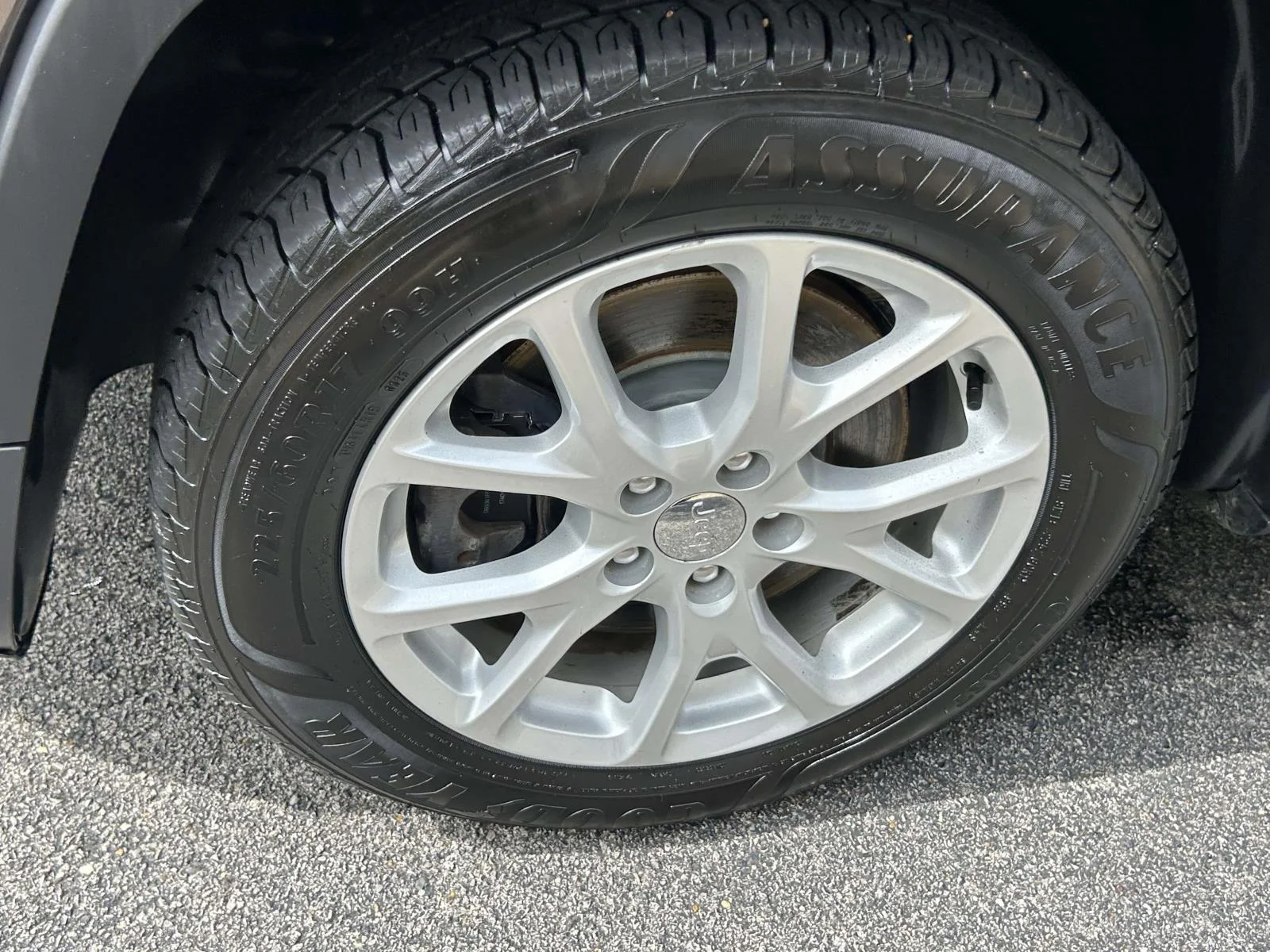Used 2017 Gray Jeep Latitude FWD image 5