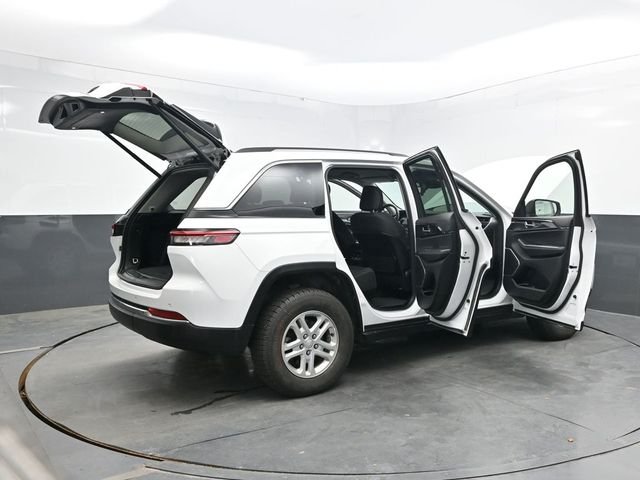 Used 2022 White Jeep Laredo image 57