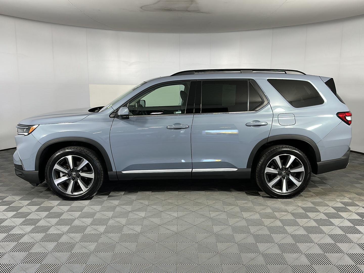 Used 2024 Sonic Gray Pearl Honda Touring image 6